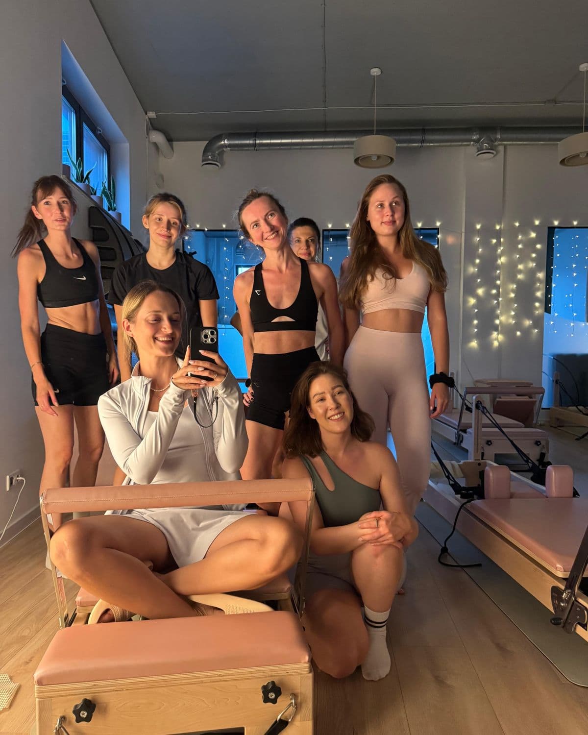 Wspólne zdjęcie klientek i zespołu Zen Pilates w Ząbkach